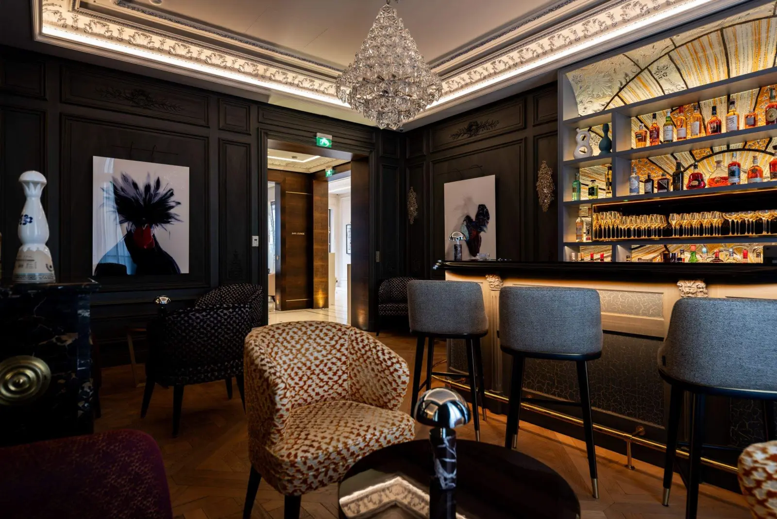 The bar lounge and its crystal chandelier — Maison Bauchart