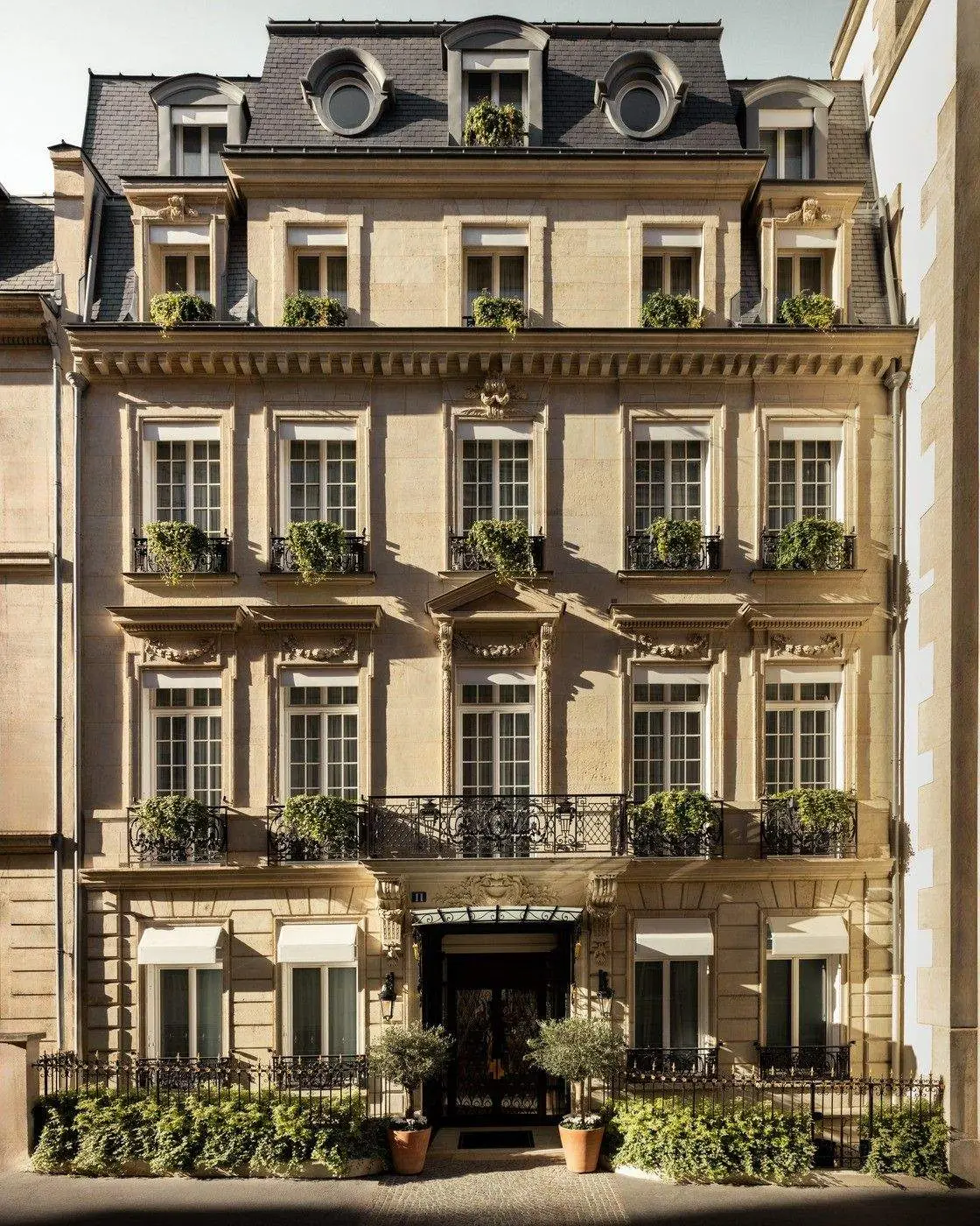 Dressed-stone façade and wrought-iron balconies on Rue Quentin-Bauchart, Paris 8th