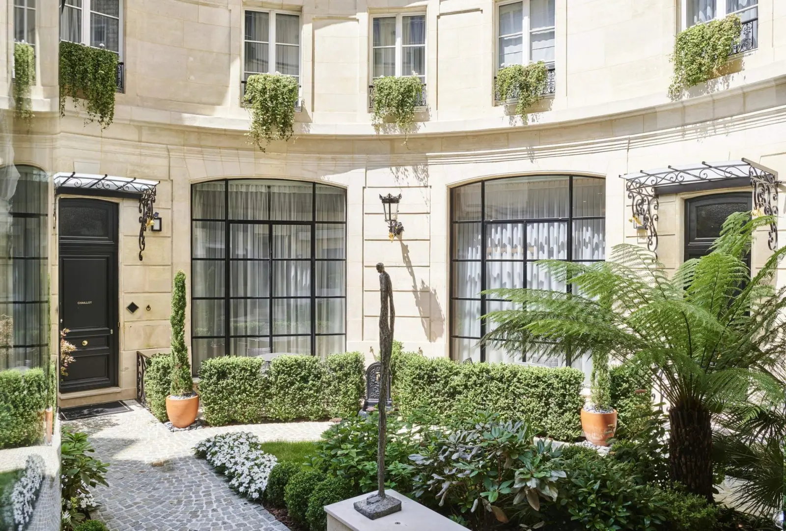 Paved courtyard and the lofts in the former stables — Maison Bauchart