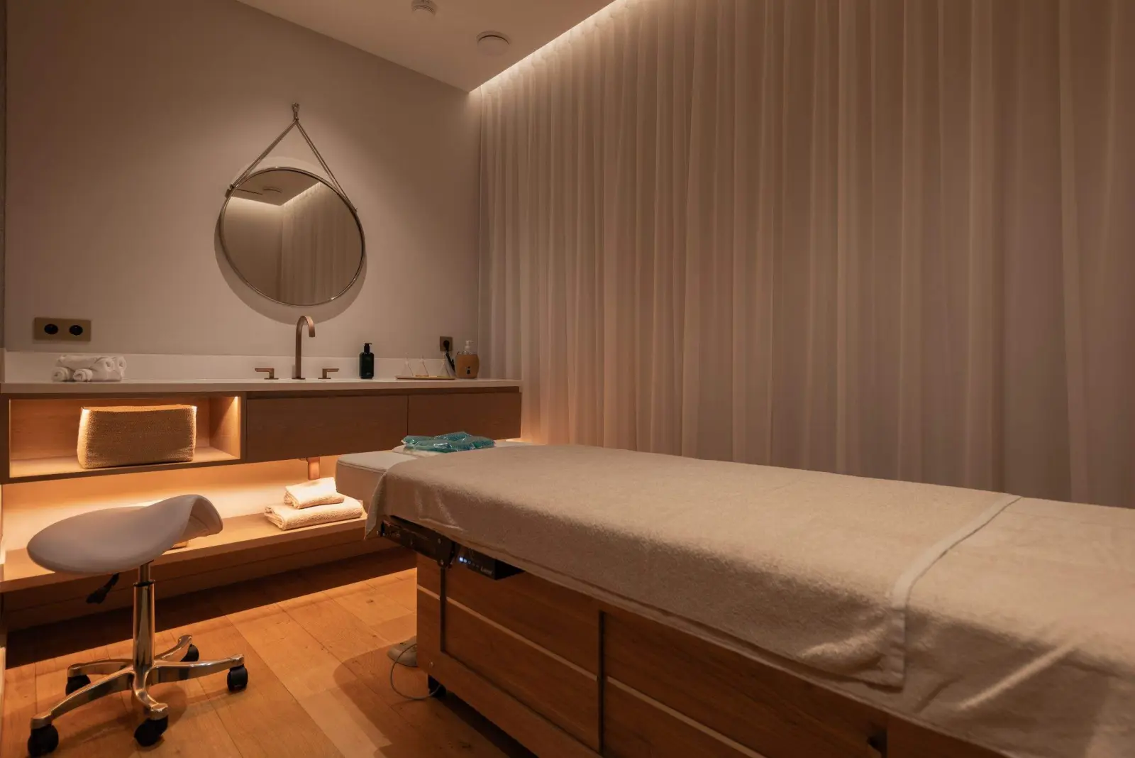 Treatment and massage suite in natural wood — Maison Bauchart