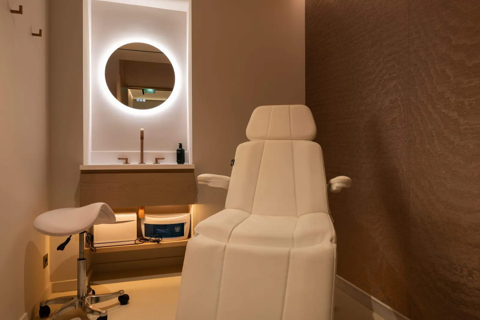 Facial treatment room, chair and backlit mirror — Maison Bauchart