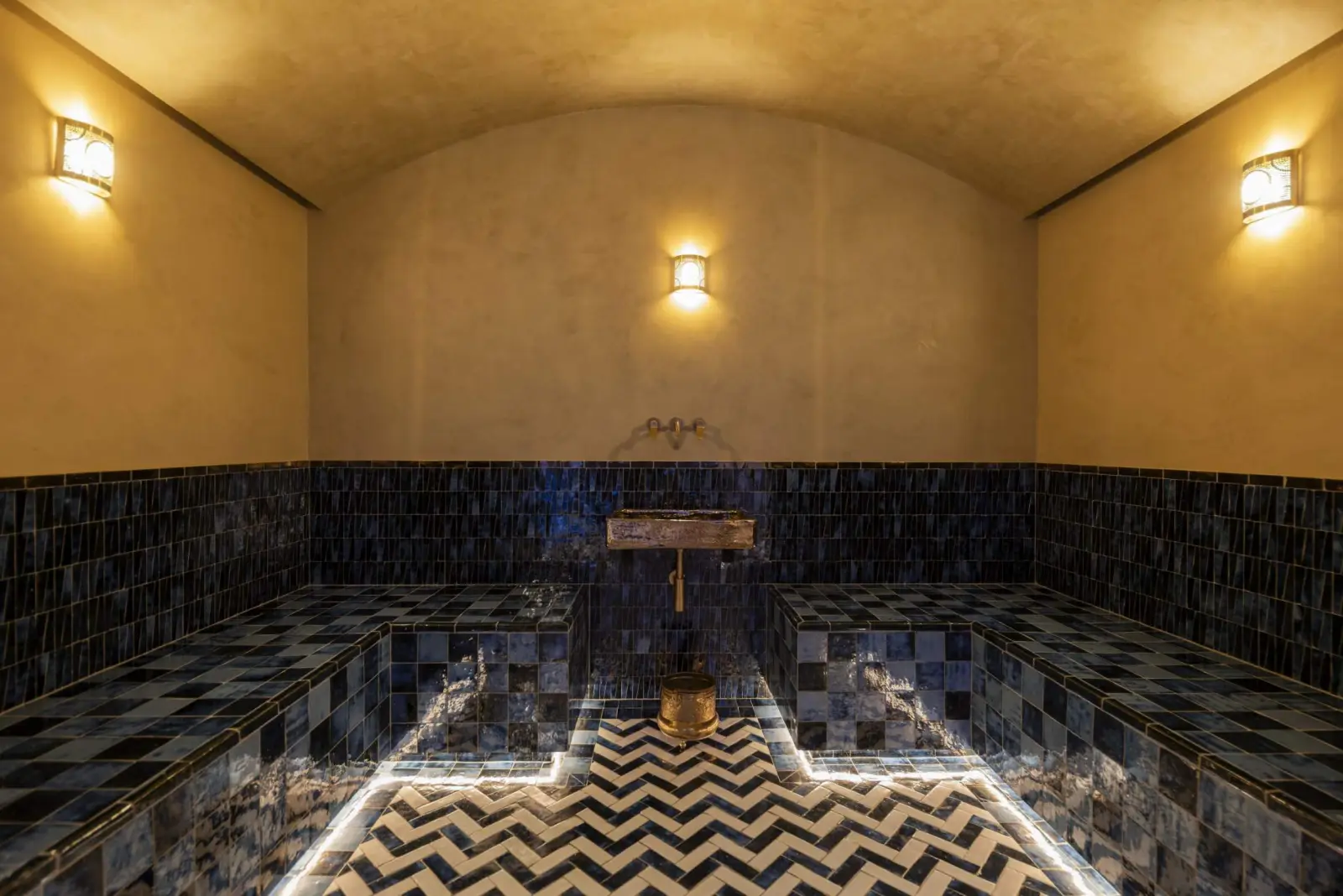 Vaulted Moroccan hammam in blue zellige — Maison Bauchart