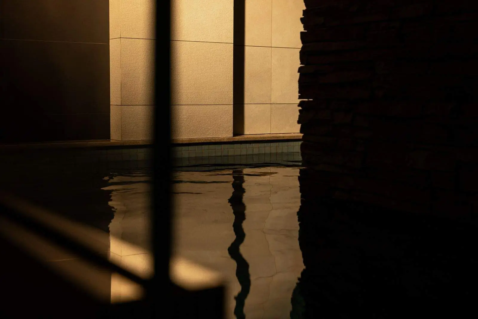 Light reflecting on the pool water — Maison Bauchart