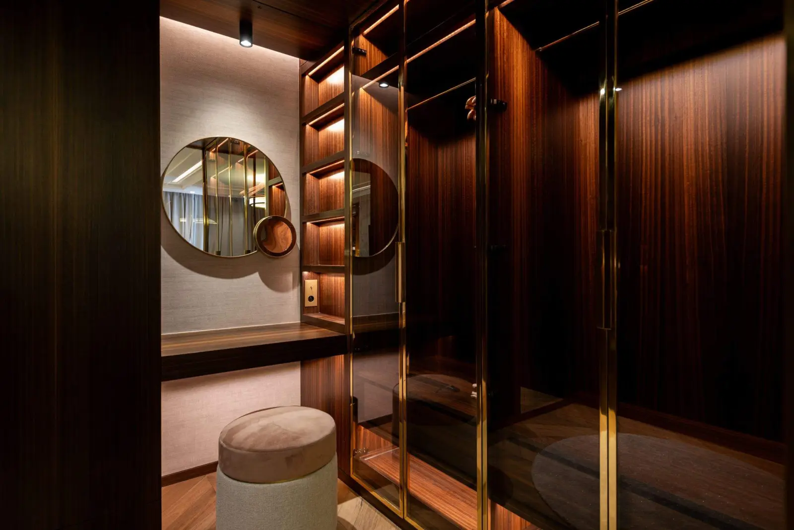 The wood-and-glass dressing room of the Alma Suite — Maison Bauchart