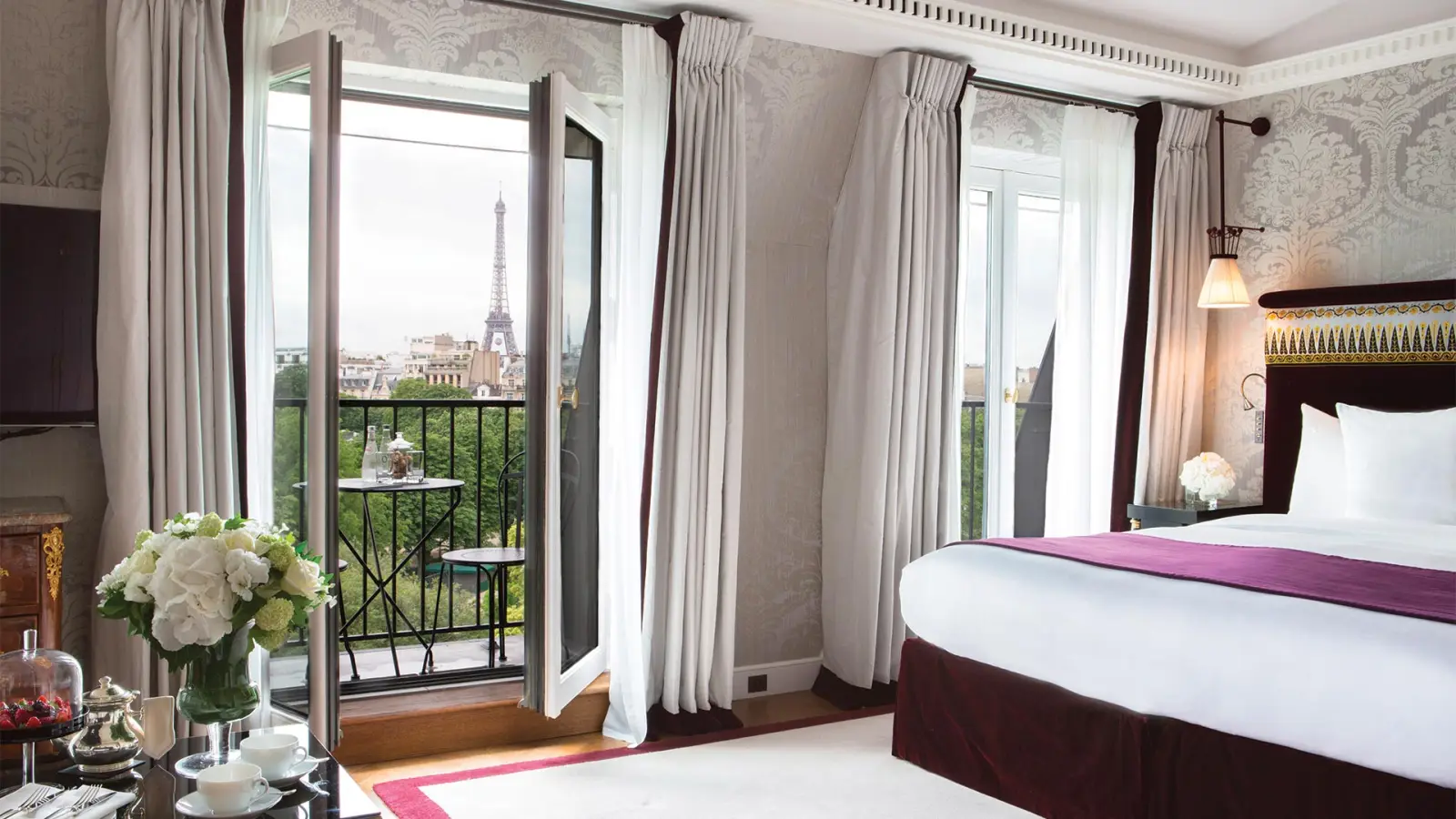 A room opening onto the Eiffel Tower — La Réserve Paris