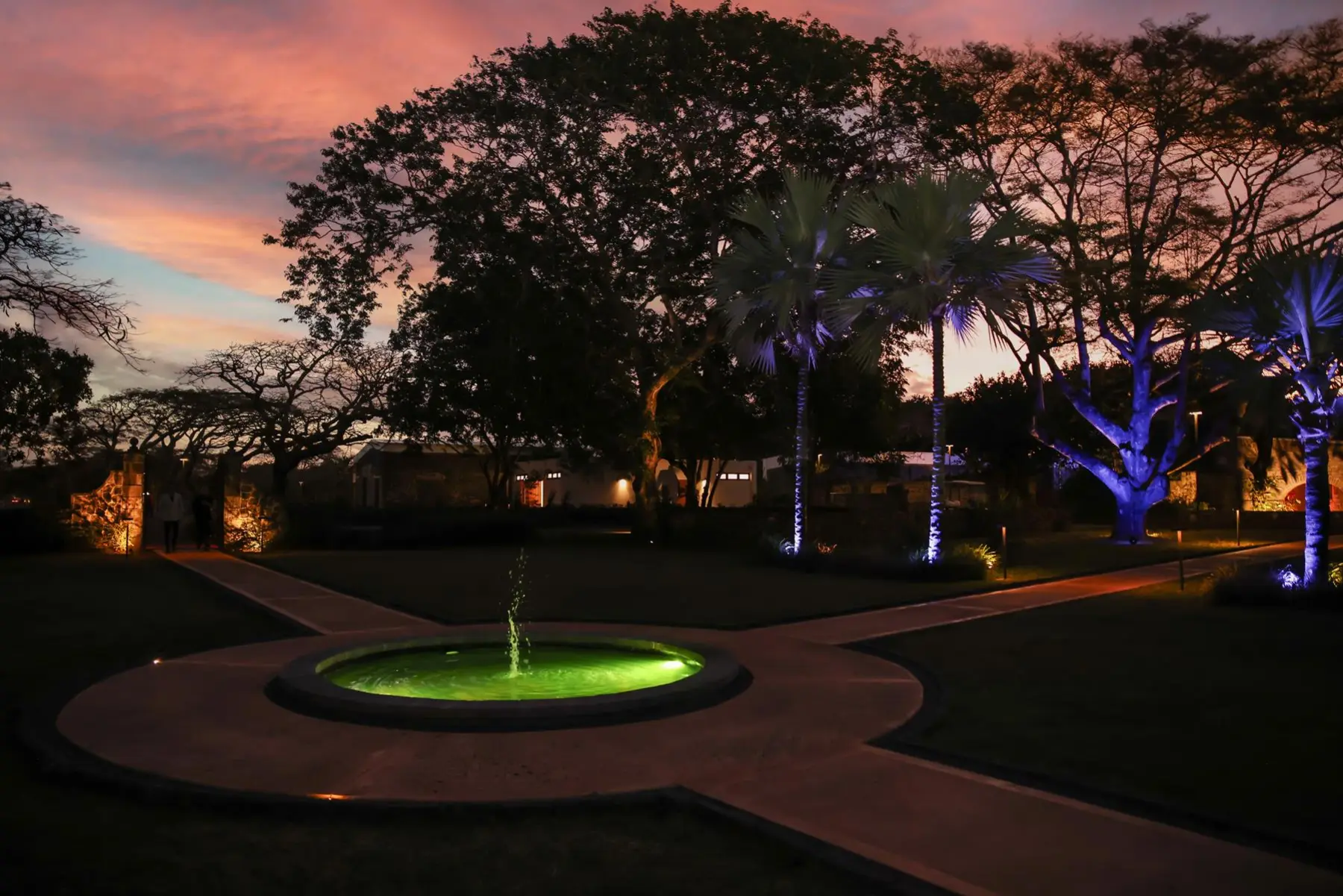 The boulevard lit at dusk — Mont Choisy