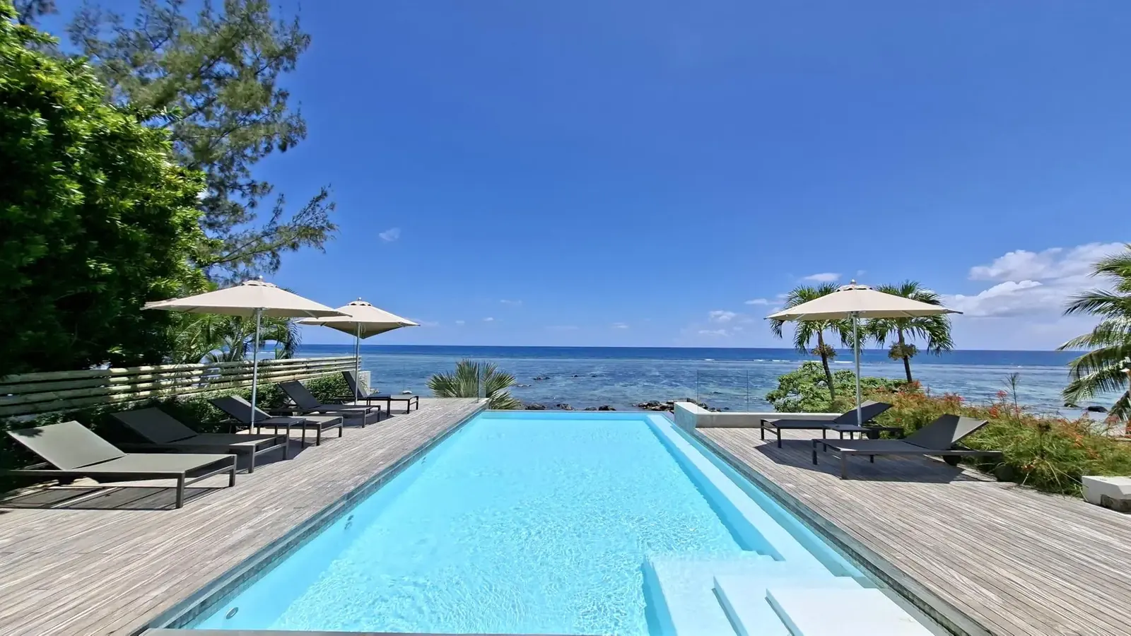 Infinity pool facing the Indian Ocean, Bel Ombre estate